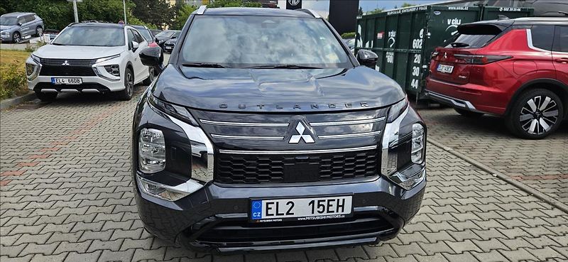 Mitsubishi Outlander 2,4 PHEV 4x4  INSTYLE - fotka 9 z 18