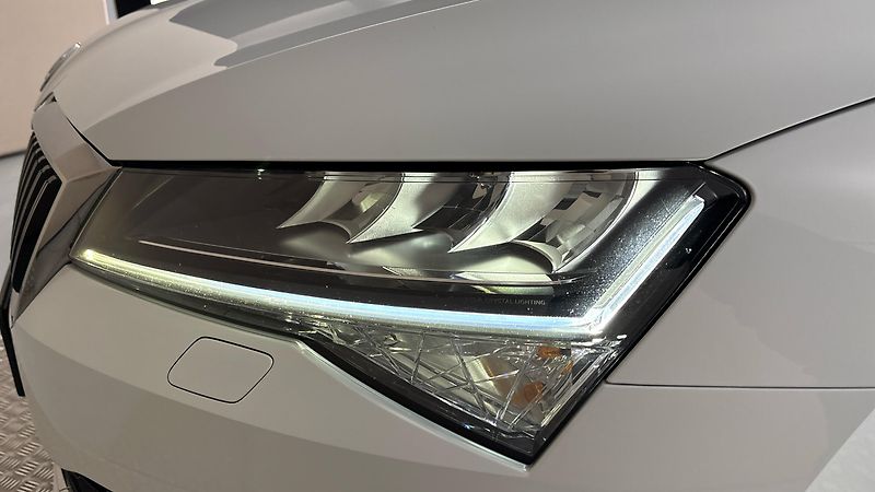 Škoda Superb 2.0 TDI DSG 4x4 Style Combi - fotka 18 z 30