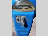 Modrý parkovací automat v jednom z měst USA.