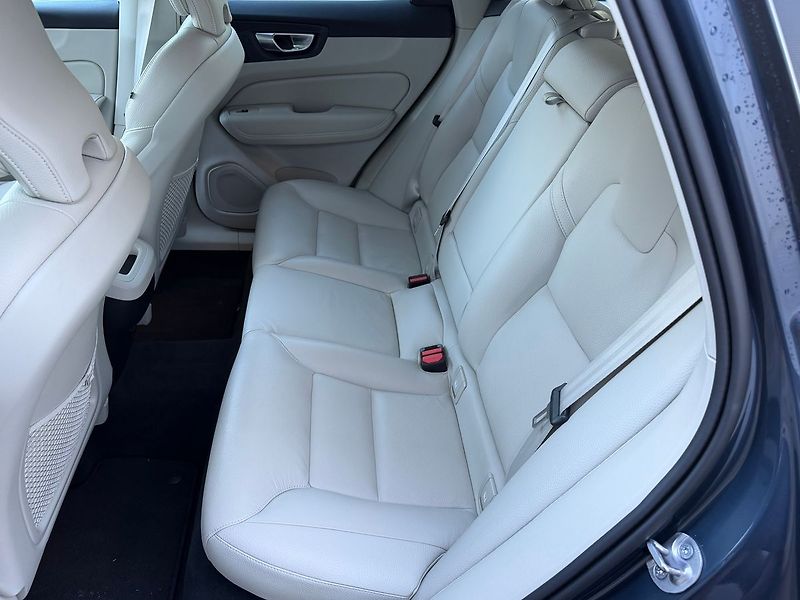 Volvo XC60 B5 AWD PLUS, ACC, LIGHT PAKET - fotka 13 z 24
