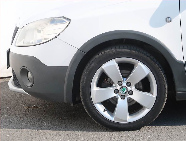 Škoda Roomster (2013) Scout 1.2 TSI, ČR,1.maj - fotka 14 z 18