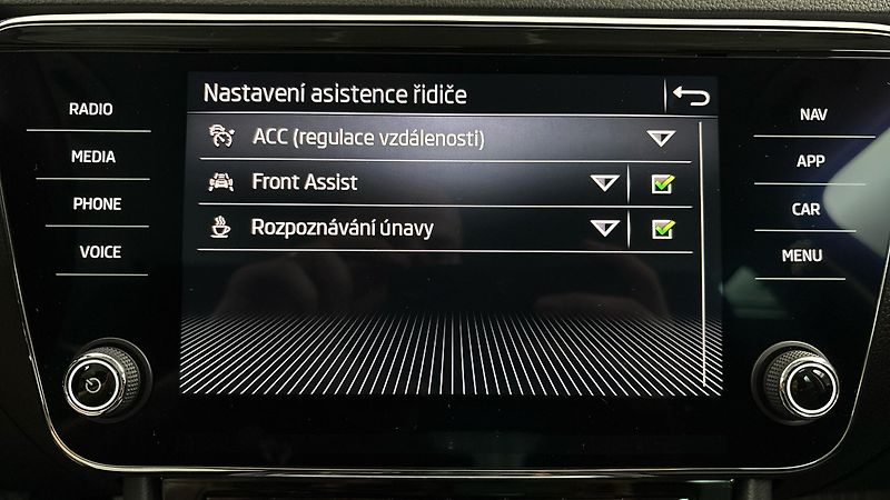 Škoda Superb 2.0 TDI Ambition Combi - fotka 26 z 29