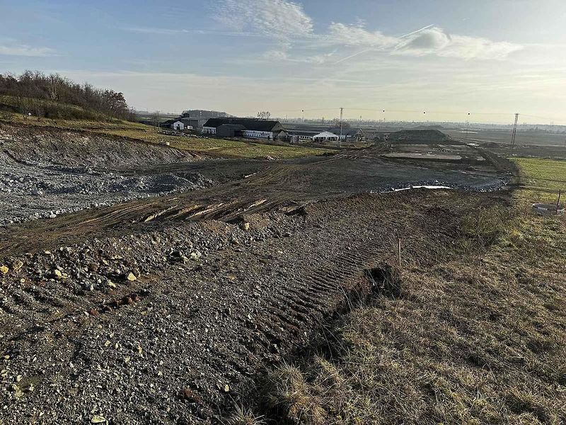 Staveniště D55 U Strejčkova lomu, kde vyroste ekodukt, jehož konstrukci bude tvořit přesypaný klenbový rám z betonu o dvou polích.