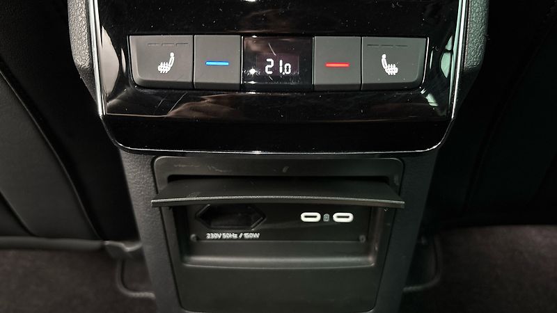 Škoda Superb 2.0 TDI DSG L&K Combi - fotka 24 z 35