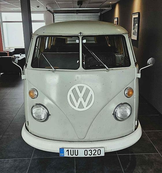 Aleš Fousek (vpravo) z Ústí nad Labem vlastní Volkswagen T1 Bus z roku 1964. Auto, které si oblíbilo hnutí Hippies. Aleš se svým bratrem Michalem (vlevo) současně provozuje autoservis v bývalé provozovně Toyoty v Solvayově ulici.
