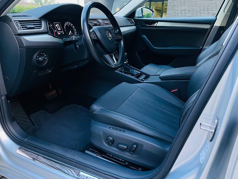 Škoda Superb 2.0TDI AUTOMAT SENZORY LED - fotka 30 z 49