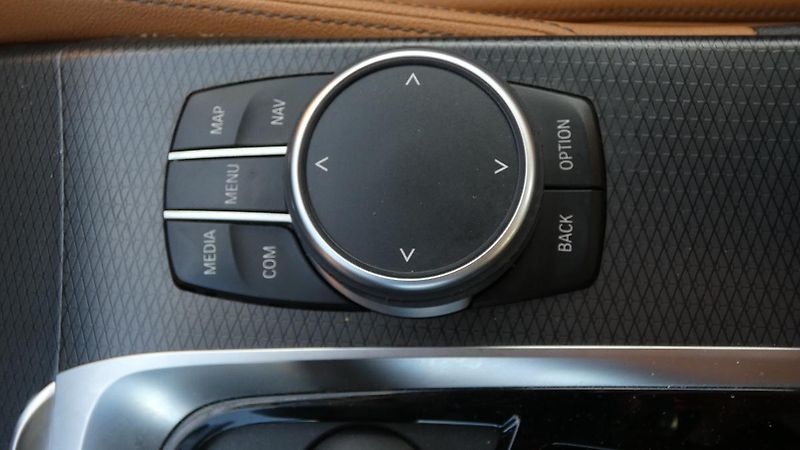 BMW Řada 5 M 550i xDrive - fotka 18 z 25