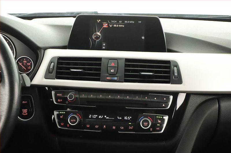 BMW Řada 3 (2017) 318 d, Automat, Tempomat - fotka 11 z 20