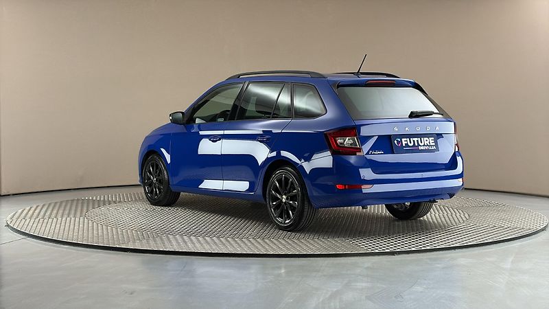 Škoda Fabia 1.0 TSI Black Combi - fotka 2 z 23