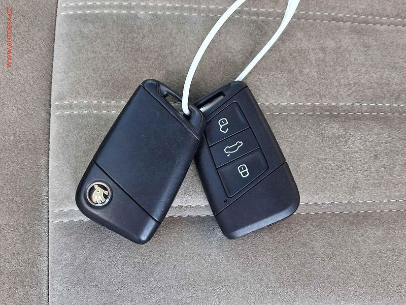 Škoda Superb (2015) 2.0 TDi, ČR, Style - fotka 24 z 24