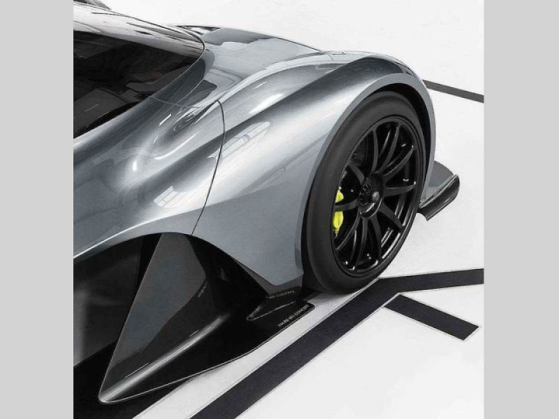 Aston Martin Valkyrie se Serenou Williams.