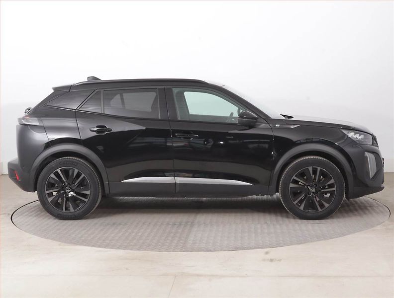 Peugeot 2008 (2023) GT 54 kWh, SoH 94% - fotka 6 z 20