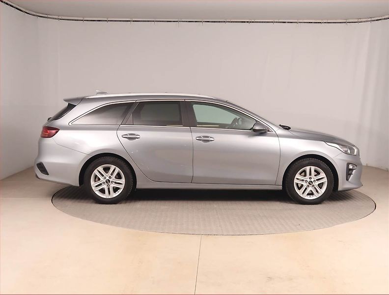 Kia Ceed (2018) 1.4 T-GDI, Serv.kniha - fotka 6 z 15