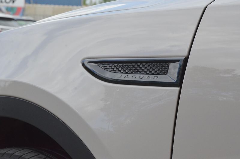 Jaguar E-Pace (2018) 2.0 D 132kW S AWD AT 1.MAJITEL - fotka 11 z 43