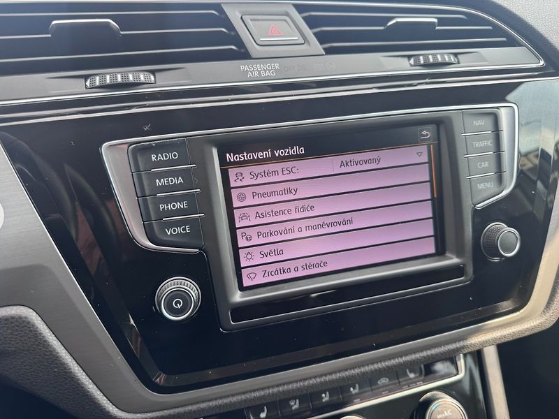 Volkswagen Touran (2016) 7X 2,0 TDI 110 KW 2 MAJ TAŽNÉ - fotka 30 z 50