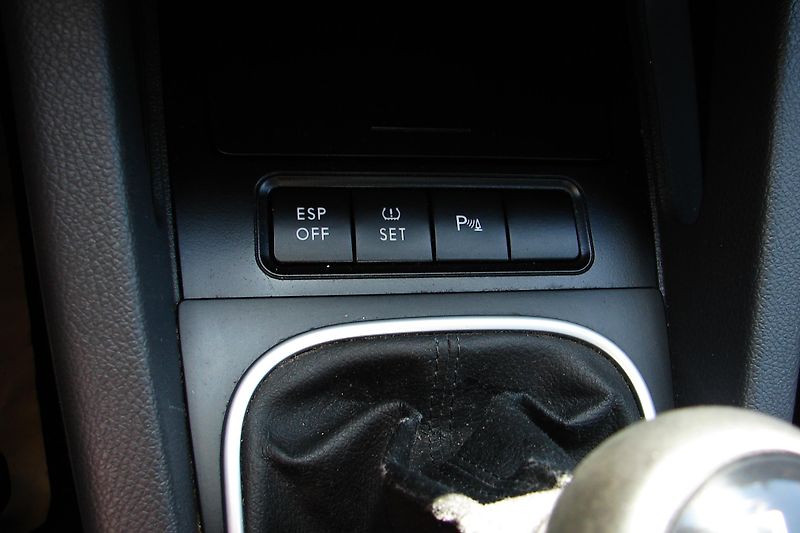 Volkswagen Golf V 1.9 TDi 105PS BlueMotion Pan - fotka 29 z 40