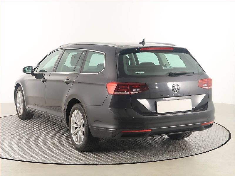 Volkswagen Passat (2019) 2.0 TDI, Automat, Serv.kniha - fotka 4 z 19