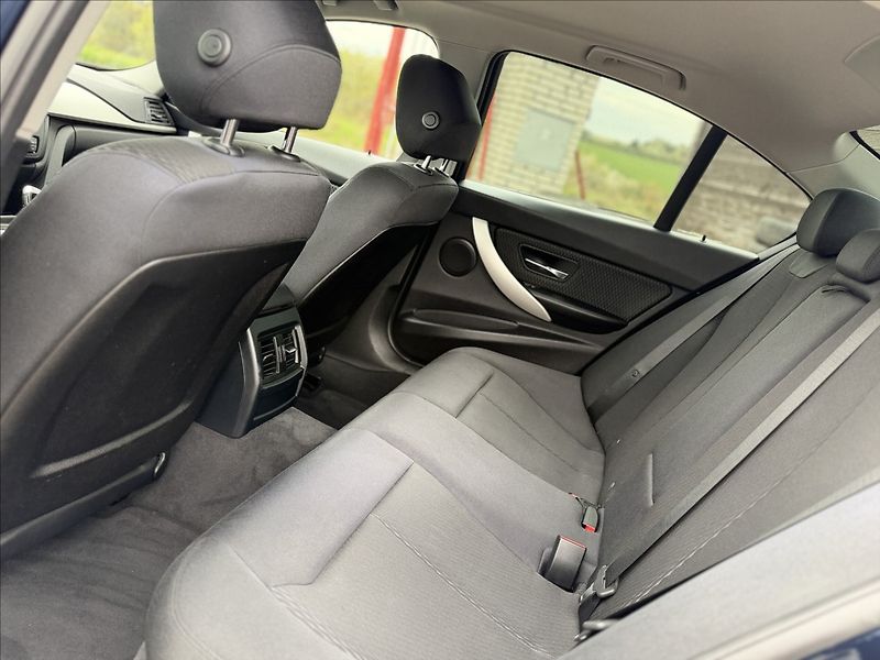 BMW Řada 3 335i xDrive REZERVOVÁNO - fotka 21 z 31