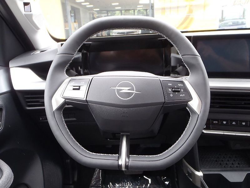 Opel Frontera Hybrid GS 1.2 Turbo 81kW - fotka 15 z 33