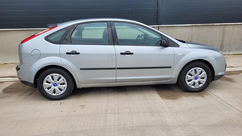 Ford Focus (2005) 1,4i 16v - fotka 8 z 19