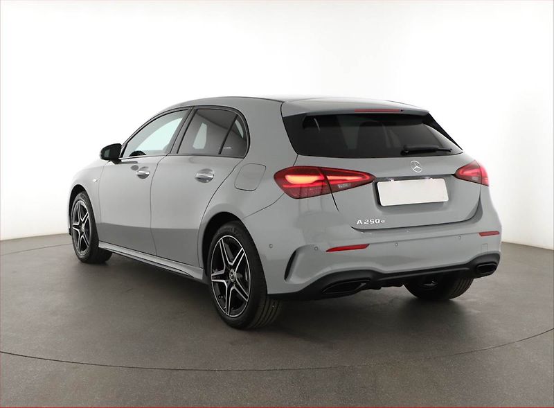 Mercedes-Benz Třídy A (2025) A 250 e, AMG LINE - fotka 4 z 30