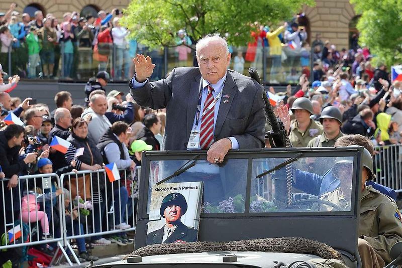 Plzní projel Konvoj svobody. Stovky kusů historické vojenské techniky v neděli projely z Bor do centra města. Ulice lemovaly tisíce diváků.