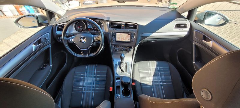 Volkswagen Golf (2016) 1,4TSi 92kW benzín DSG Lounge - fotka 16 z 37