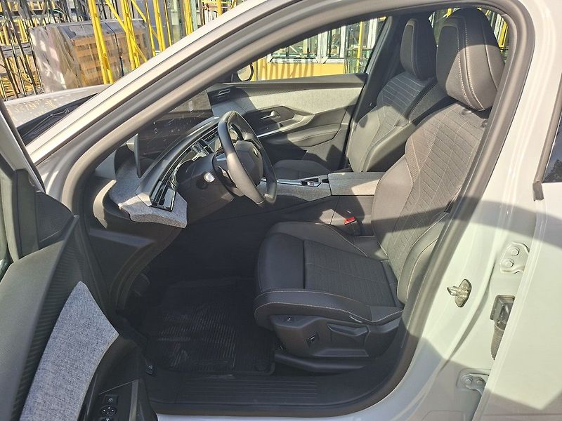 Peugeot 5008 ALLURE HYBRID e-DCS6 - fotka 11 z 27