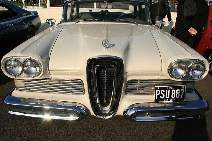 Ford Edsel se proslavil hlavně výraznou svislou maskou chladiče, která rozdělila zákazníky i dobové motoristické komentátory. Z vozu se stal jeden z nejznámějších omylů amerického autoprůmyslu. Ilustrační foto.