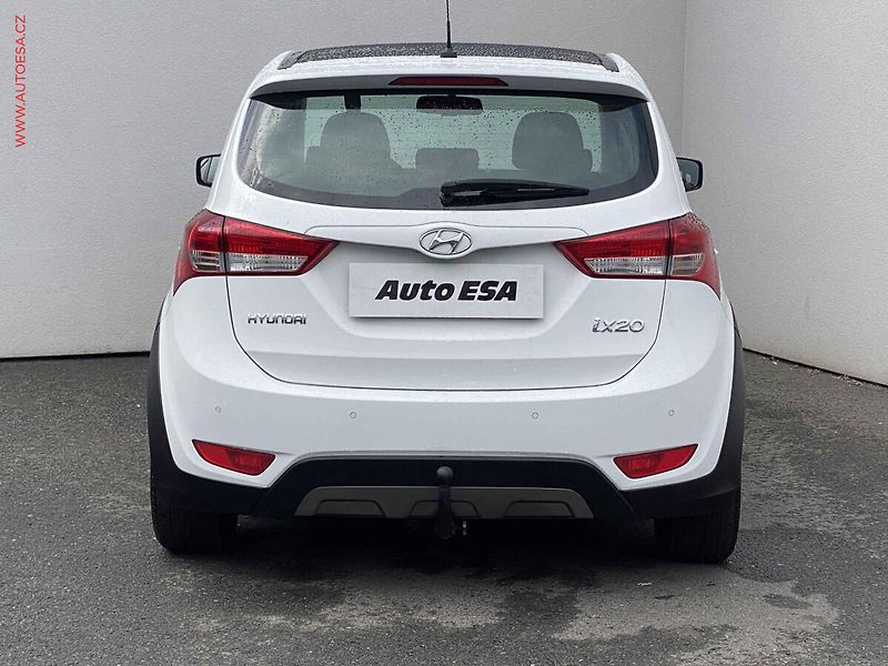 Hyundai ix20 (2015) 1.6i, CrossLine, AT, TZ - fotka 5 z 17