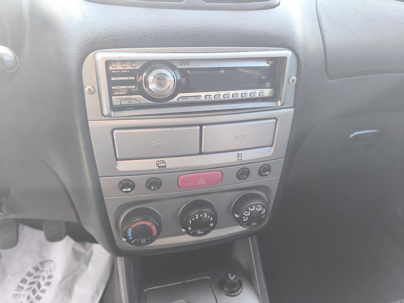 Alfa Romeo 147 (2006) 1.6 16V DOLOŽENÉ KM.NOVÁ STK - fotka 19 z 23