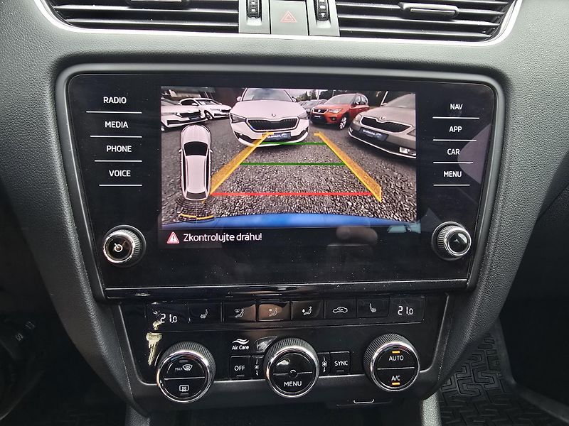 Škoda Octavia 2,0TSI 140KW DSG FULL LED NAVI - fotka 27 z 30