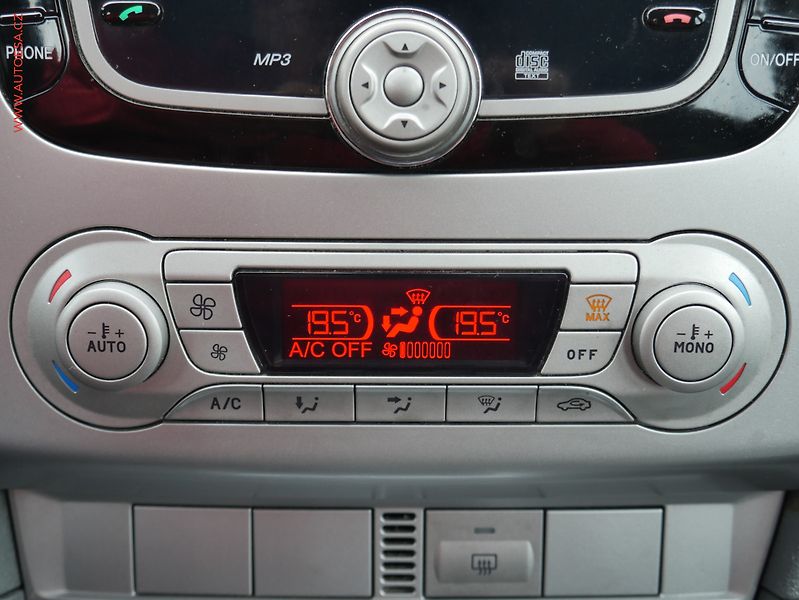 Ford Focus (2010) 1.6 TDCi, AC, tažné - fotka 14 z 19