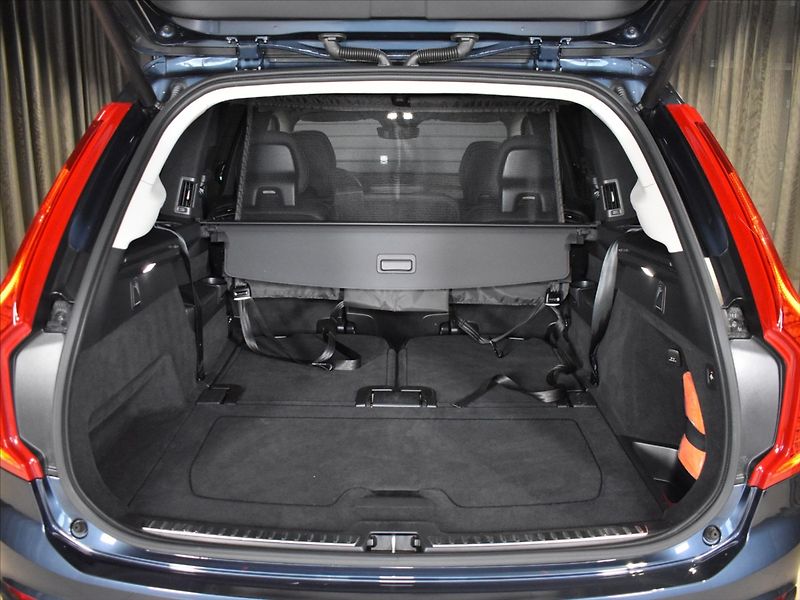 Volvo XC90 2,0 B5 AWD Ultimate tažné,Pano - fotka 11 z 28