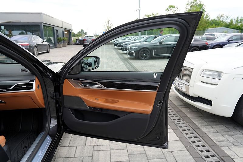 BMW Řada 7 d xDrive/9AT/Lasery - fotka 18 z 44
