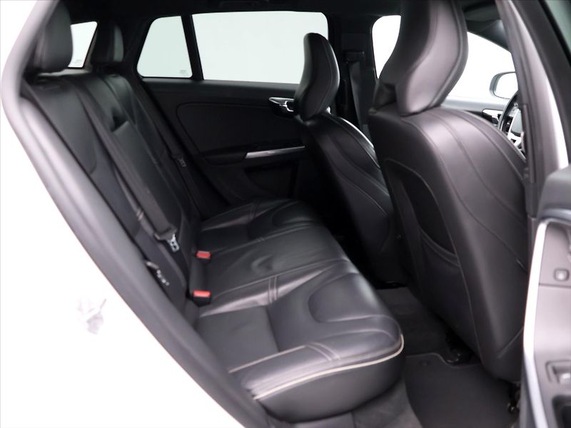 Volvo V60 2.4 D6 162kW R-Design Aut. DPH - fotka 13 z 37