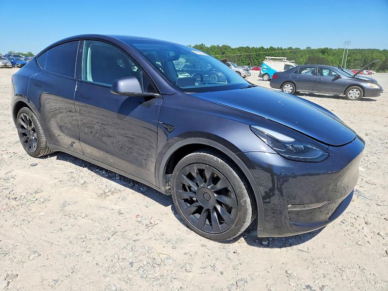 Tesla Model Y (2024) - fotka 2 z 12