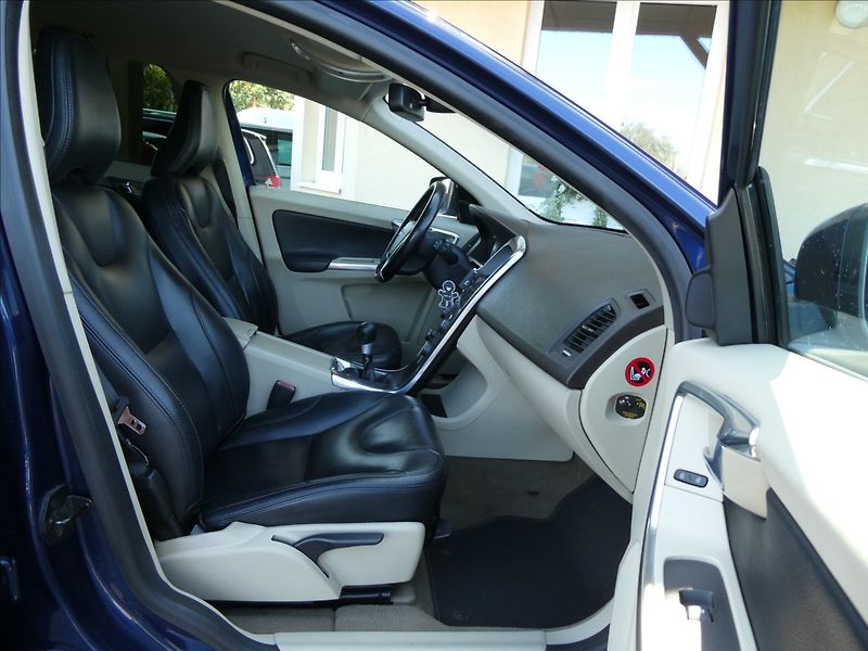 Volvo XC60 2,4 D5 Ocean Race AWD 158kW - fotka 25 z 51