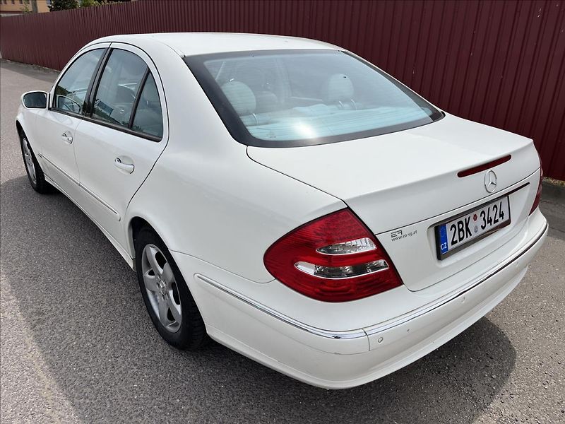 Mercedes-Benz Třídy E 3,2 i E320 AUT 165KW 4MATIC AC - fotka 8 z 34
