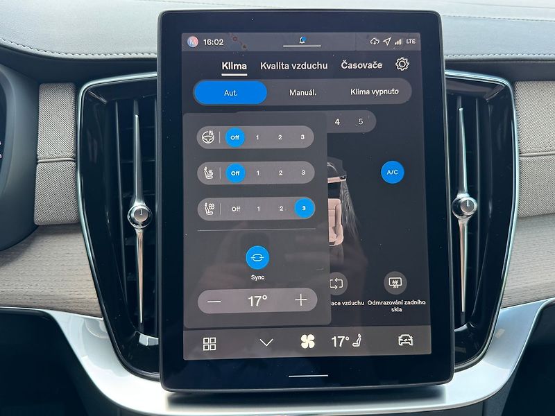 Volvo XC90 PLUS T8, 360°, VZDUCH, 335kW - fotka 21 z 25