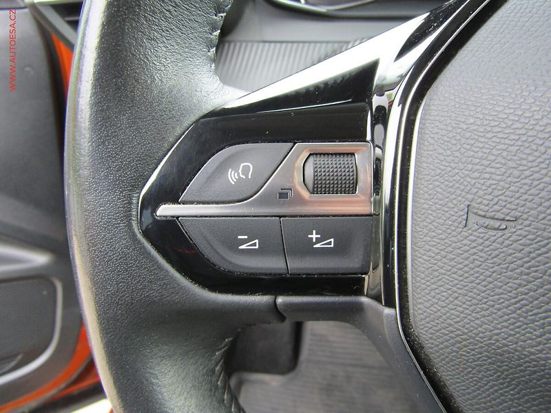 Peugeot 2008 (2022) 1.2PT, ČR, LED, park.čidla - fotka 15 z 22