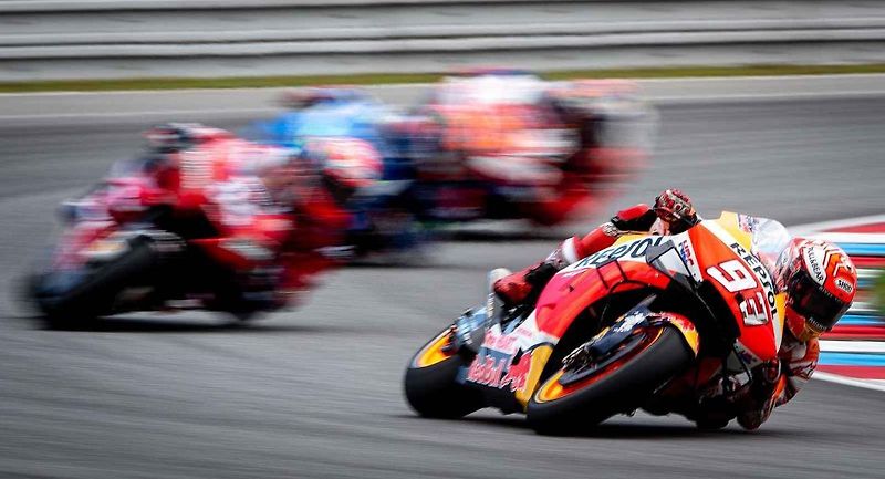 Motocyklová legenda Valentino Rossi při závodě na Masarykově okruhu v roce 2019.