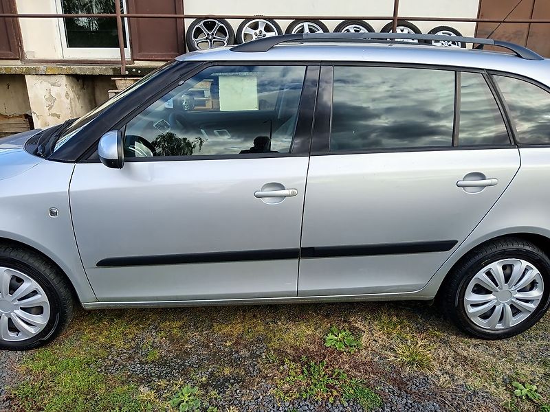 Škoda Fabia 1.6 Combi Ambiente - fotka 2 z 33
