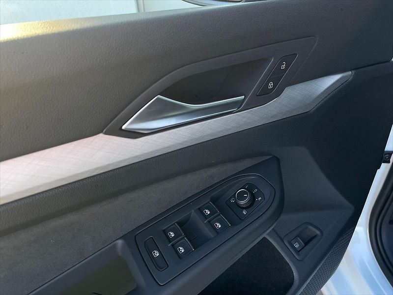 Volkswagen Golf (2025) 1,5 TSI eHybrid 150 kW 6DSG  P - fotka 16 z 21