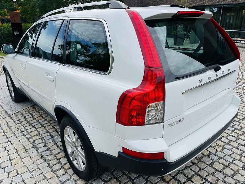 Volvo XC90 2.4D5 4x4 AUT VÝHŘEV SENZORY - fotka 17 z 40
