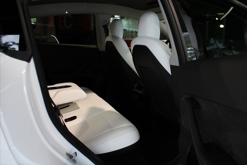 Tesla Model Y Long Range Dual Motor AWD Tažn - fotka 22 z 26