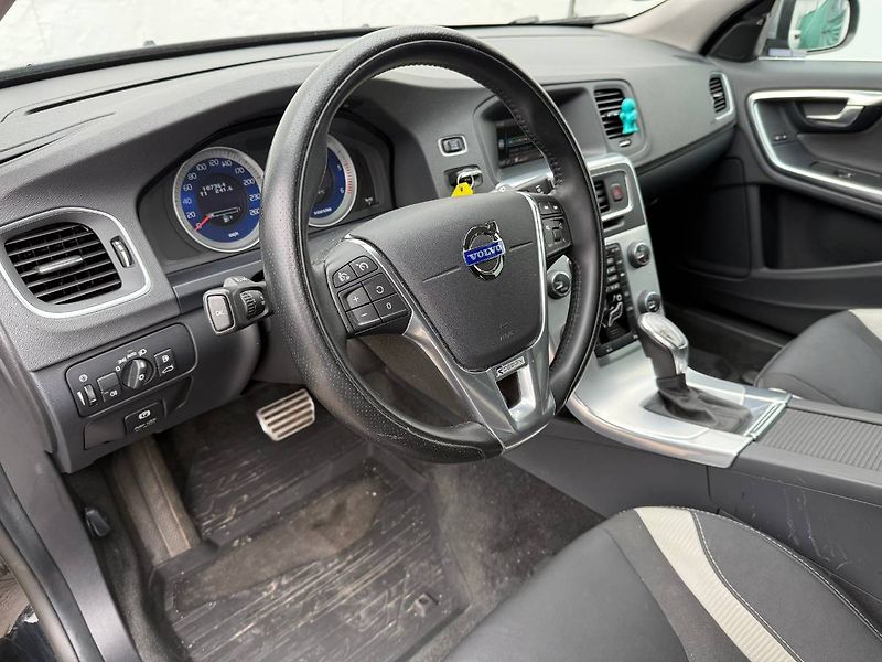 Volvo V60 (2012) 2.4 D5 158 kW R-Design AT - fotka 8 z 20