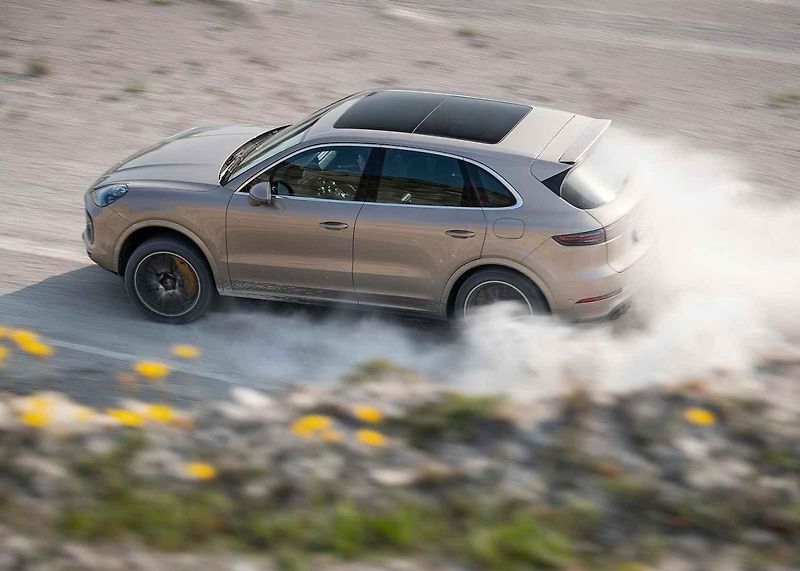 Lamborghini Urus. 0-100 km/h za 3,6 s. Maximální rychlost 305 km/h. Cena: 183 683 eur bez DPH.