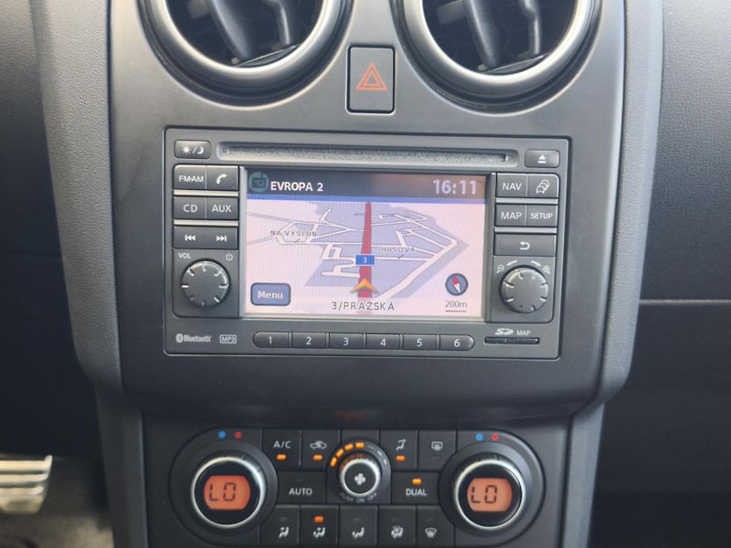 Nissan Qashqai 2010 2.0 dCi 4x2 7 MÍST (+2) - fotka 13 z 33