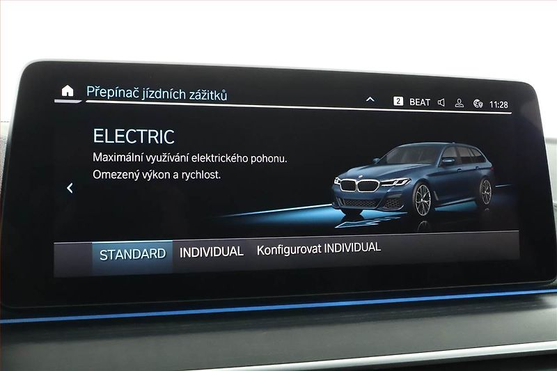 BMW Řada 5 (2022) 530e xDrive - fotka 14 z 22